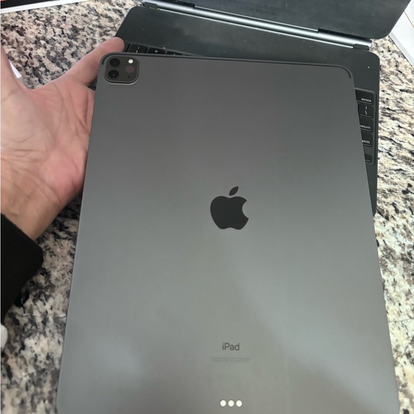 Ipad 12.9 4th generation bundle with apple keyboard/case and Apple Pencil - Picture 8 of 10